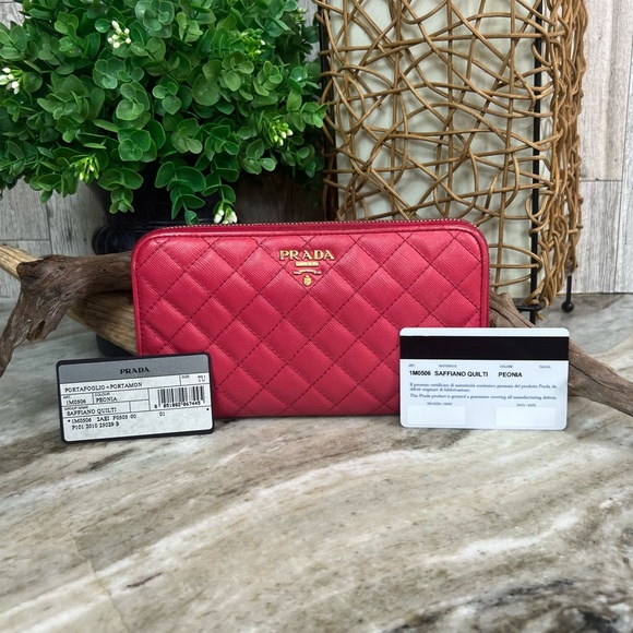PRADA - Quilting wallet w/ box & COA - Picture 1 of 12